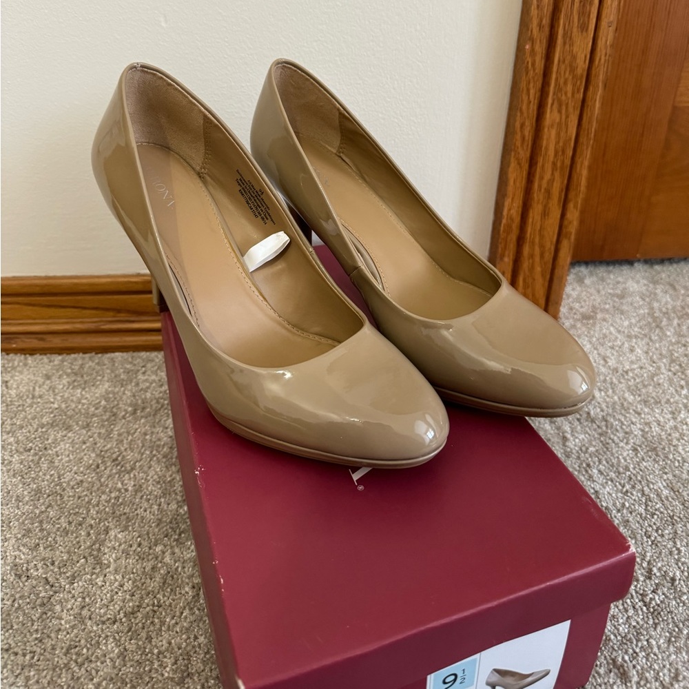 NEW Merona Classic Nude Heels, size 9.5